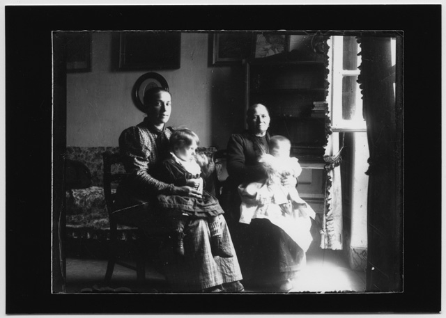 Ritratto di due donne con due bambini in casa Quirici