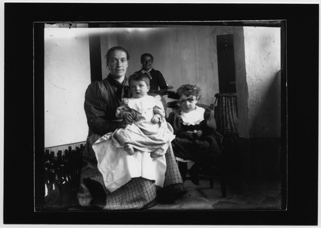 Ritratto di donne con bambini in casa Quirici