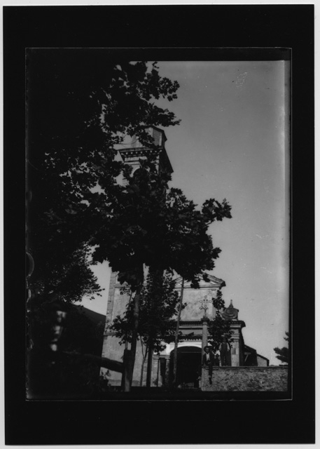 Due bambini davanti alla chiesa di San Barnaba a Bidogno