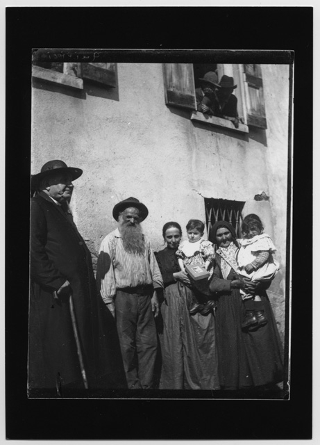 Ritratto di gruppo con un prete