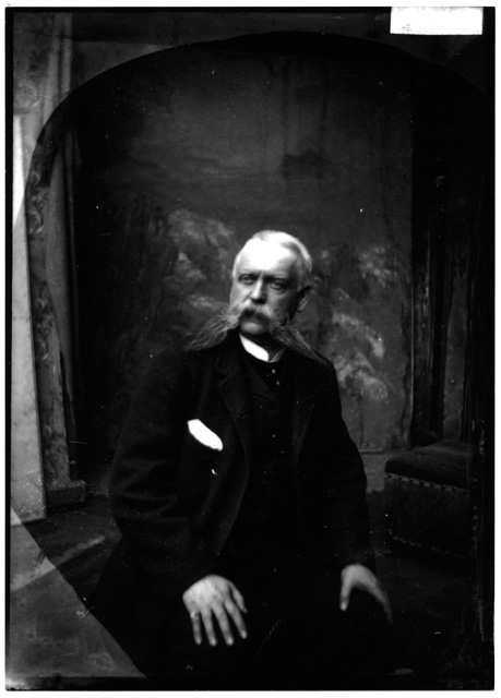 Ritratto di uomo in uno studio