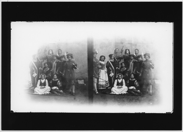 Gruppo di attori in costumi da scena in posa