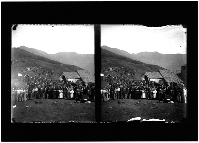 Gruppo di persone in posa durante la festa di San Lucio