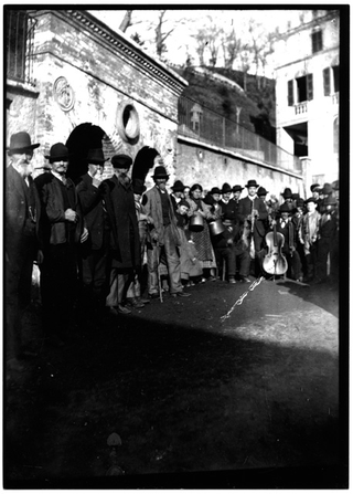 Abitanti di Bidogno ritratti sulla piazza del paese