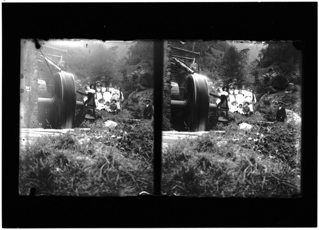 La famiglia Quirici di fianco al mulino di Bidogno