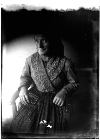 Ritratto di donna con libro in mano