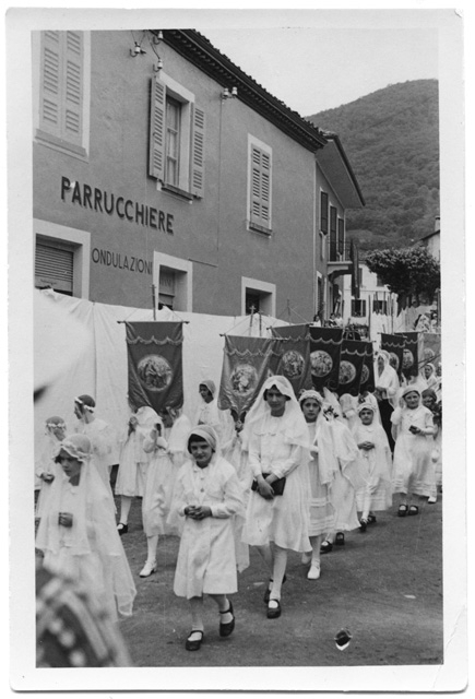 Passaggio delle Figlie di Maria durante il Corpus Domini