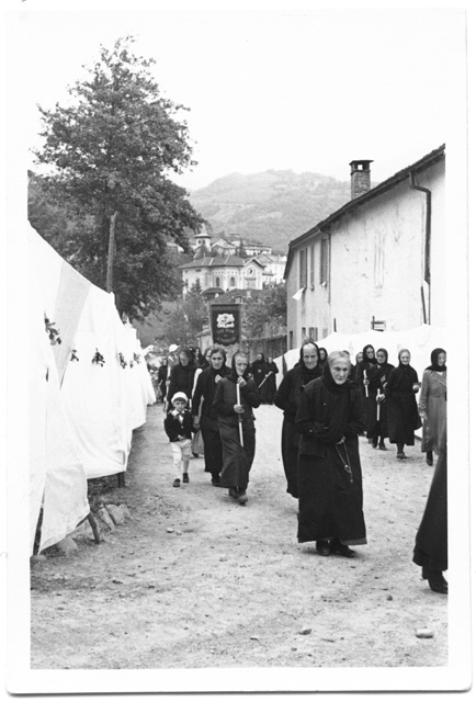 Anziane durante la processione del Corpus Domini
