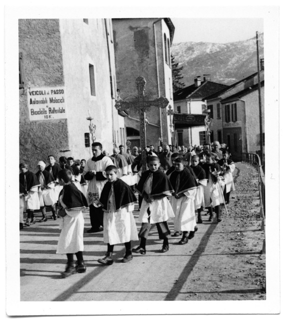 Ragazzi alla processione del Corpus Domini