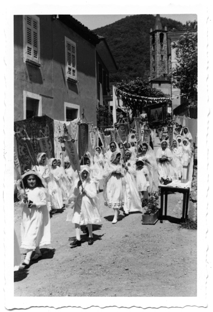 Figlie di Maria nella processione del Corpus Domini
