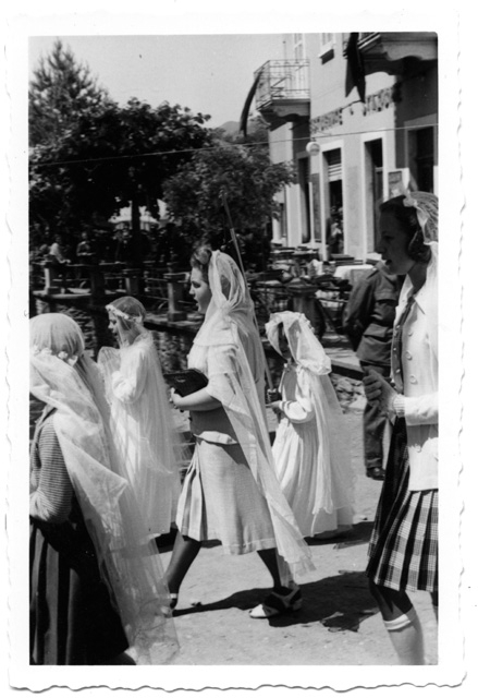 Ragazze nella processione del Corpus Domini