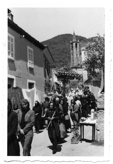 Donne durante la processione del Corpus Domini