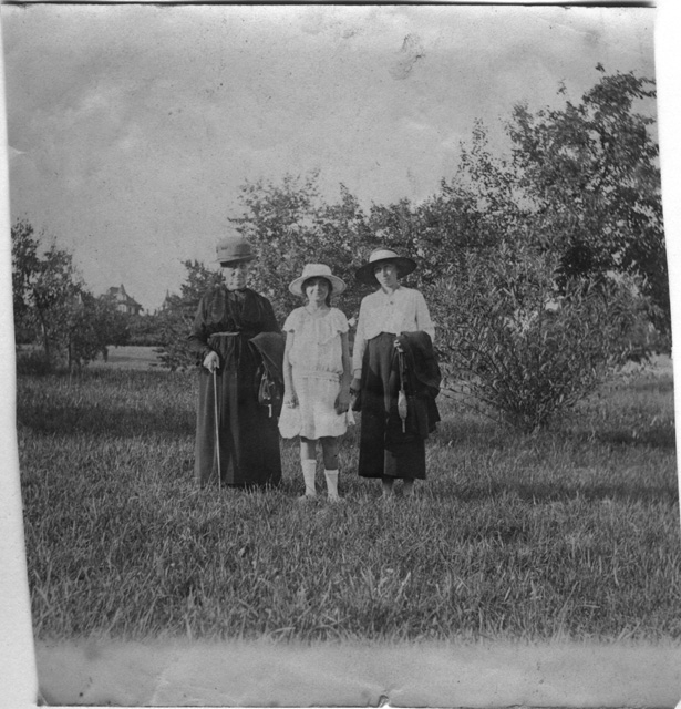 Ritratto di tre donne in campagna
