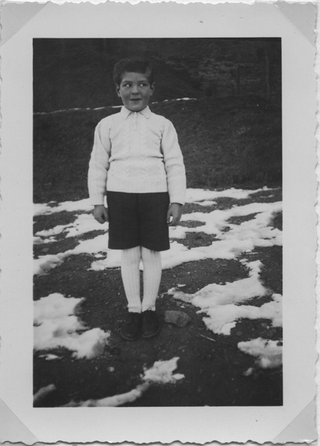 Ritratto di Renato Lucca in giardino