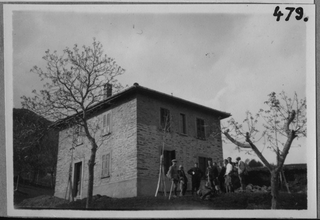 Gruppo del CAS Ticino davanti ad una cascina in Condra