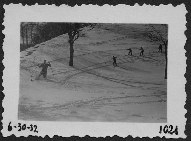 Sciatori durante una discesa a Condra