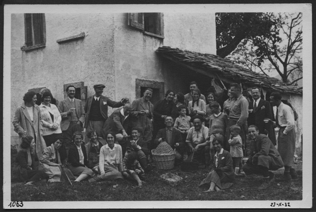 Gruppo di persone in festa sui monti di Condra