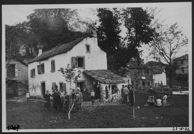 Gruppo di persone in festa a Condra