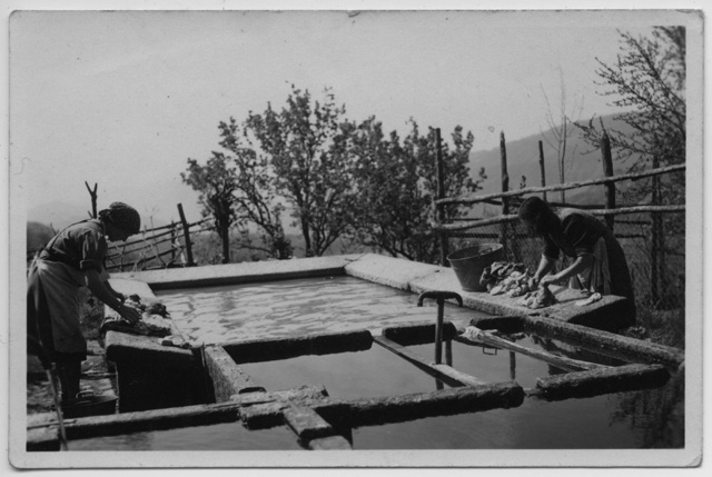 Due donne durante il bucato al lavatoio di Vaglio