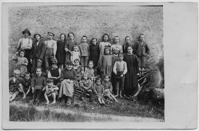 Bambini e ragazzi di Vaglio con la benefattrice Elisa Morosoli