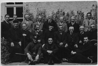 Gruppo di uomini e clero al Convento di Bigorio