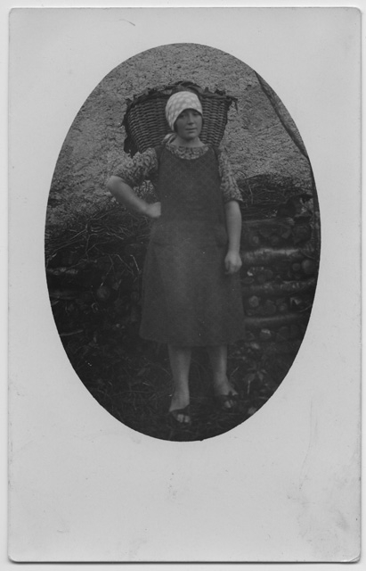 Rina Morosoli-Storni con la gerla