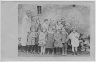 Bambini dell'asilo di Vaglio con la maestra Antonietta Riva-Besomi