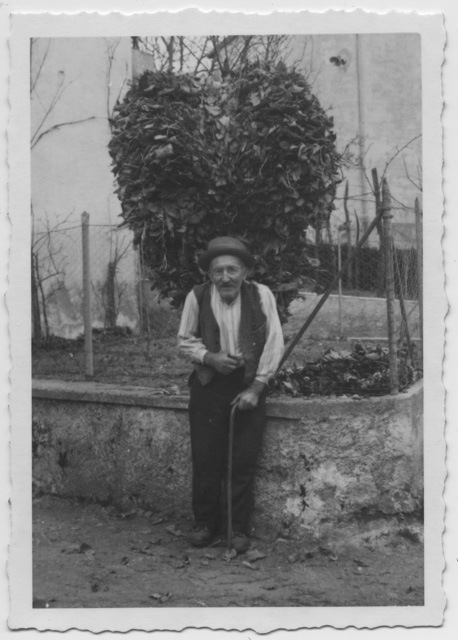 Eugenio Morosoli con un cargansc di foglie