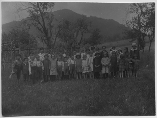 Le scuole di Vaglio in posa su un prato