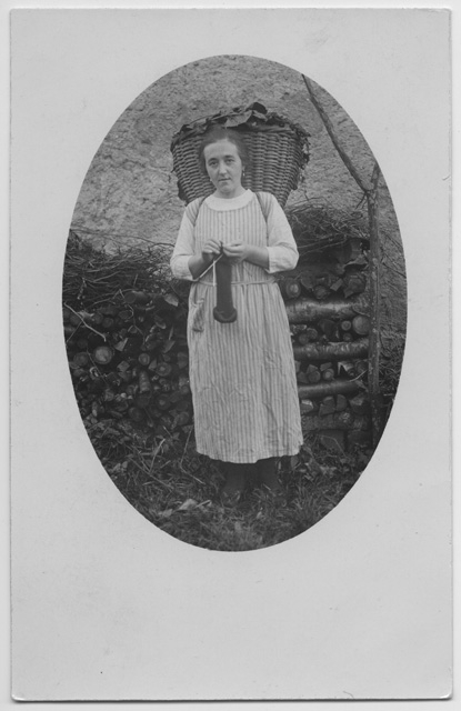 Maria Morosoli mentre fa maglia