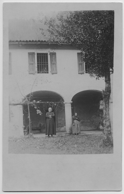 Prete e perpetua nel loro cortile