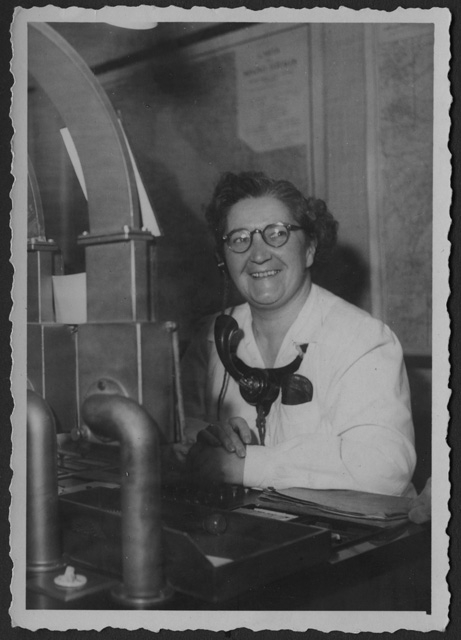 Ritratto di una telefonista al lavoro