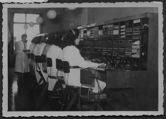 Ritratto di telefoniste al lavoro