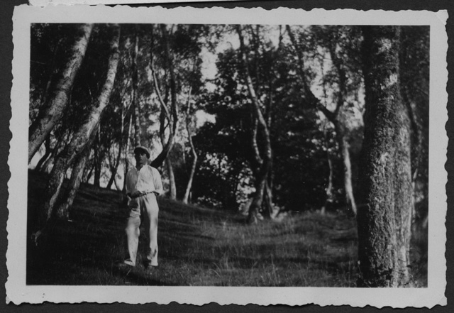 Ritratto di un uomo nel bosco