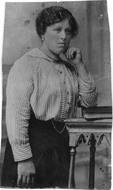 Donna ritratta in studio