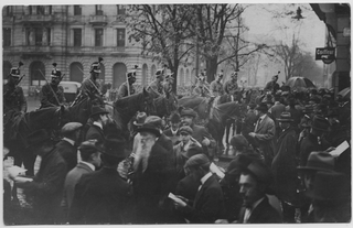Persone riunite in piazza durante lo sciopero di Zurigo del 1918