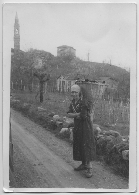 Albina Baruffaldi sulla strada tra Sala e Vaglio