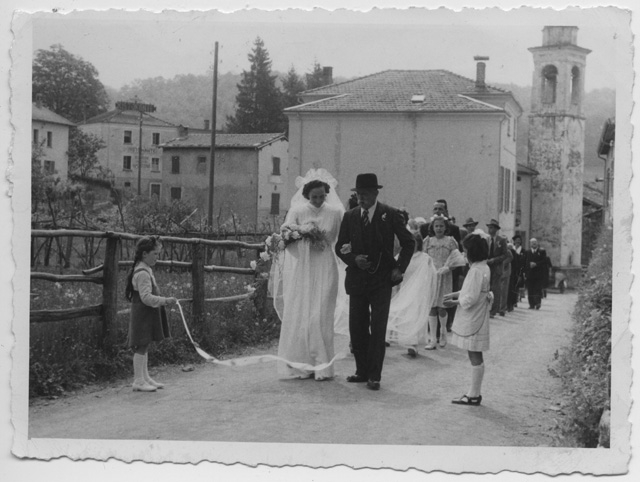 Due bambine con il nastro della ròsta al passaggio del matrimonio di Assunta Bettoli-Guidali