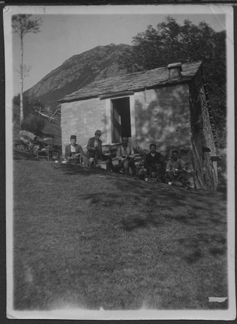 Famiglia Menghetti al lavoro davanti ad una cascina sui monti di Brena a Gola di Lago