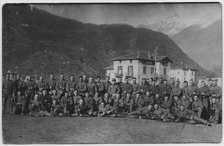 Compagnia di soldati in posa