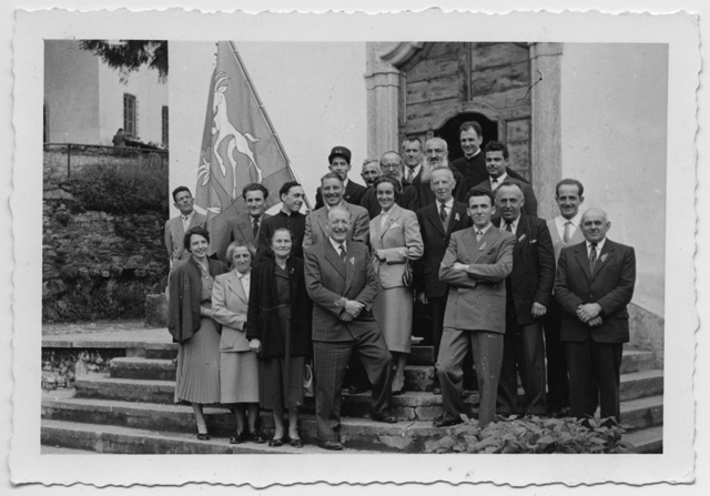 Gruppo di persone in posa per la benedizione del gonfalone di Sala, sul sagrato