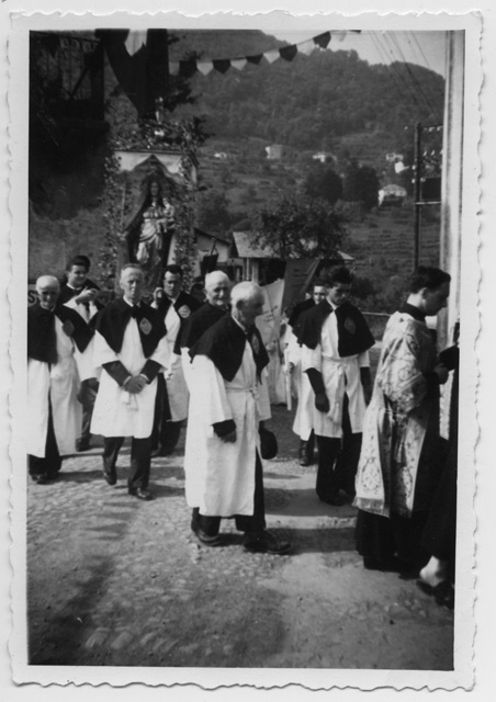 Confraternita di Sant'Antonio durante la processione della Madonna del Carmine