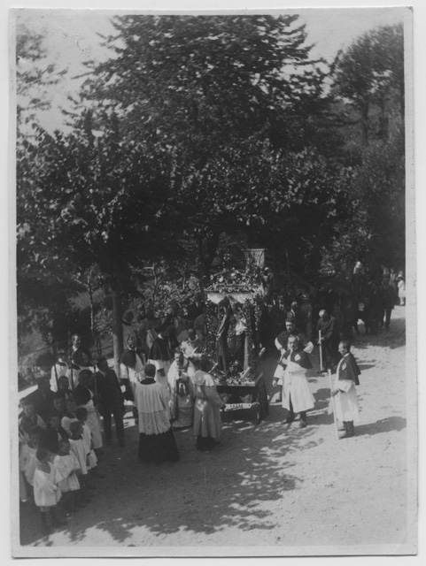 Processione per la festa della Madonna del Carmine alla scuola di Sala