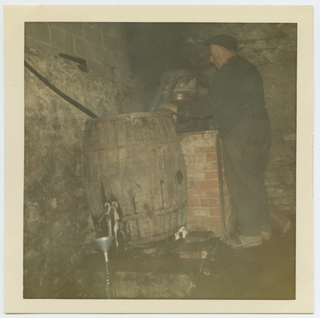 Luigi Menghetti al lavoro nell'alambicco