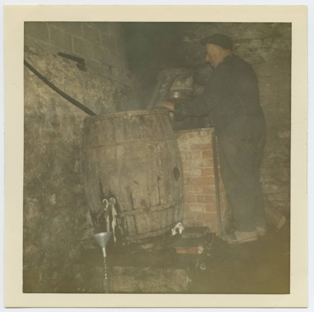 Luigi Menghetti al lavoro nell'alambicco