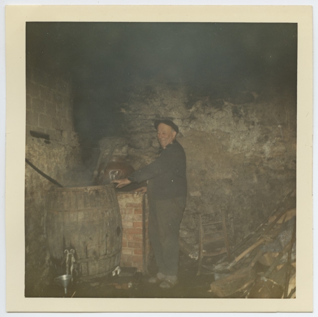 Luigi Menghetti osserva l'uscita della grappa dall'alamabicco