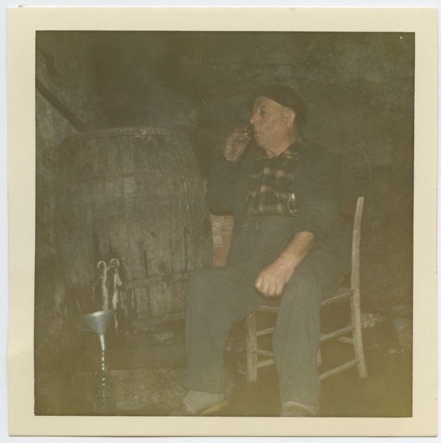 Luigi Menghetti prova la grappa nel suo alambicco