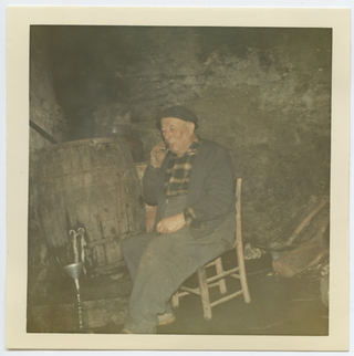 Luigi Menghetti prova la grappa nel suo alambicco