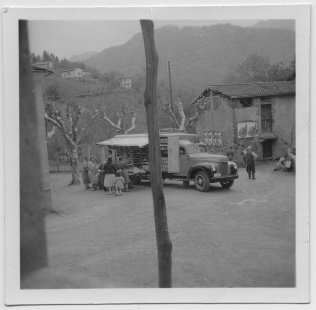 Camion della Migros sulla piazza di Cagiallo