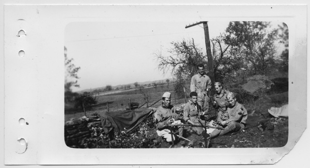 Soldati americani davanti al fuoco